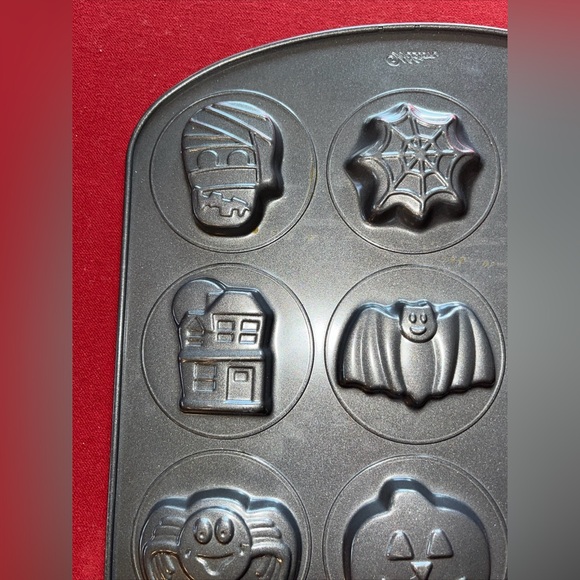 Halloween WILTON Cookie Candy Pan, 12 Round Cavity Baking Designs Bat Ghost Cat - Picture 6 of 8